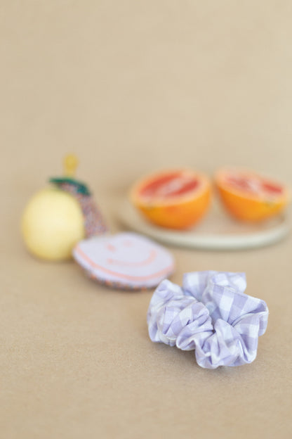 Geblokte scrunchie voor in je haar in de kleur lila. Accessoires voor vrouwen